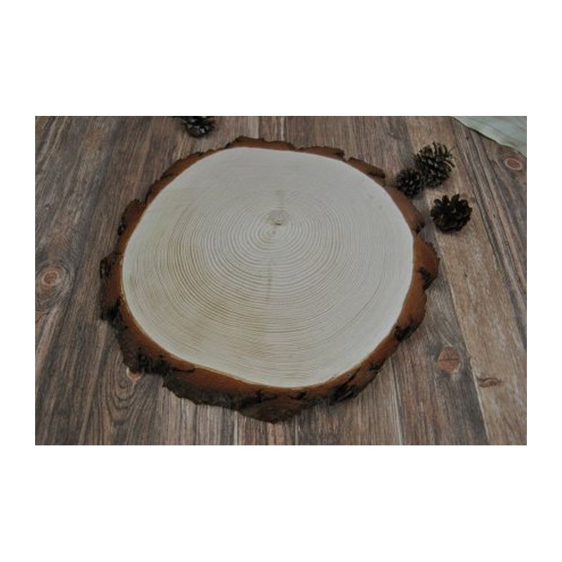 Große rustikale Baumscheibe aus Kiefernholz mit markanter Rinde.
Durchmesser ca: 33 - 36 cm
